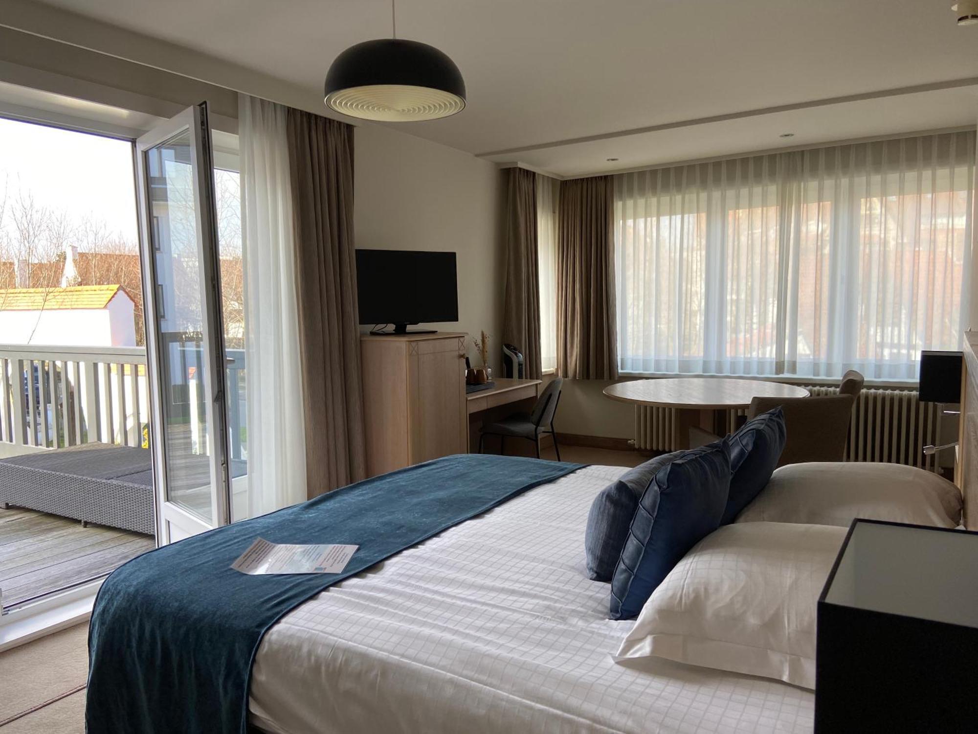 Hotel Les Arcades Кноке-Хайст Екстериор снимка